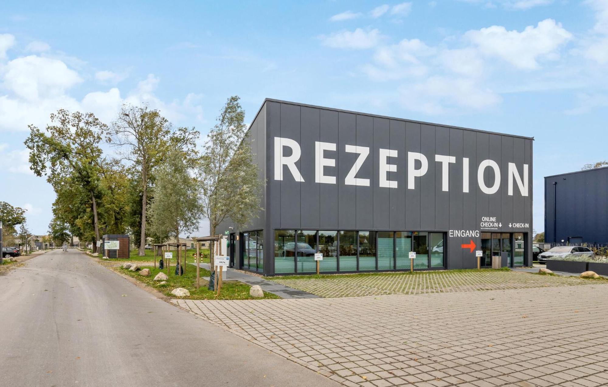Amazing Home In Lembruch-Duemmer See With Kitchen Bagian luar foto