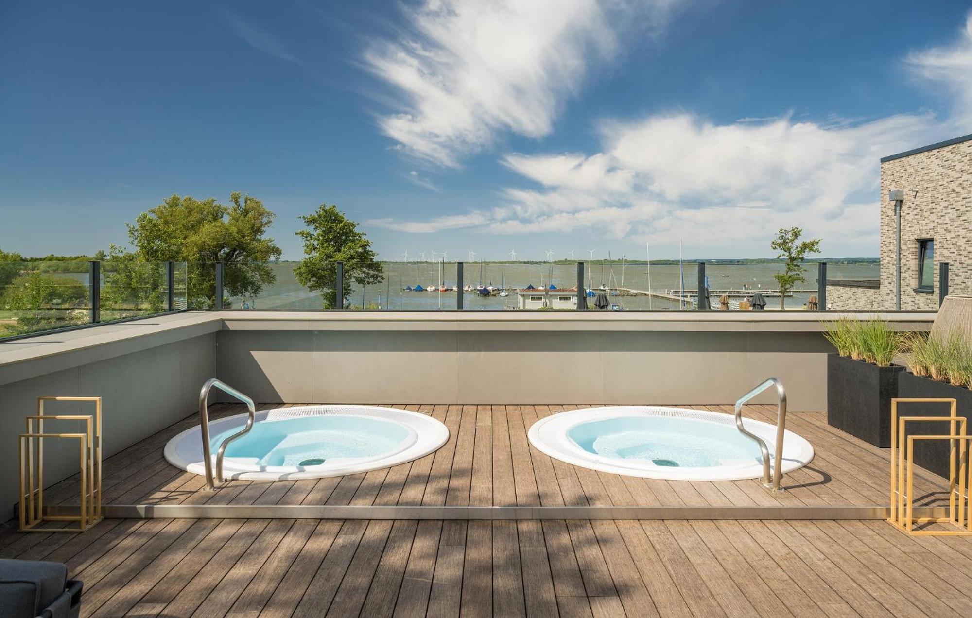 Amazing Home In Lembruch-Duemmer See With Kitchen Bagian luar foto
